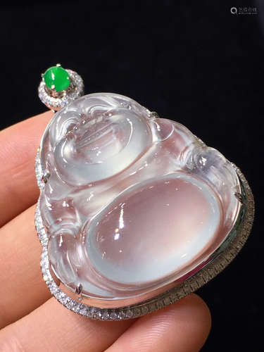 AN ICY JADEITE BUDDHA PENDANT