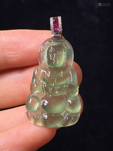 AN ICY GUANYING SHAPED JADEITE PENDANT