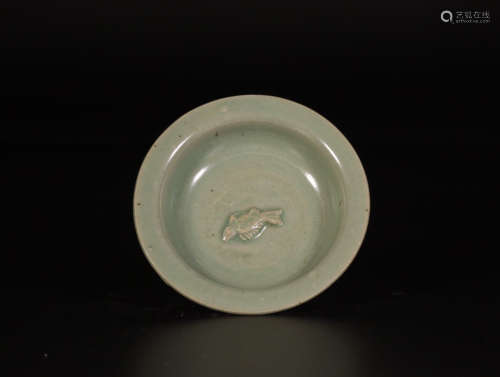 A LONGQUAN KILN PLATE WITH FISH CARVING