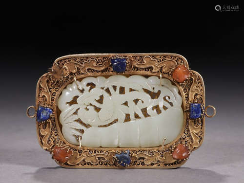 A WHITE JADE EMBEDED GILT SILVER BOX OF BIRD PATTERN