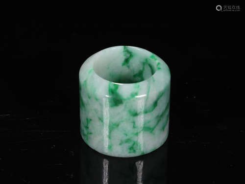 A JADEITE THUMB RING