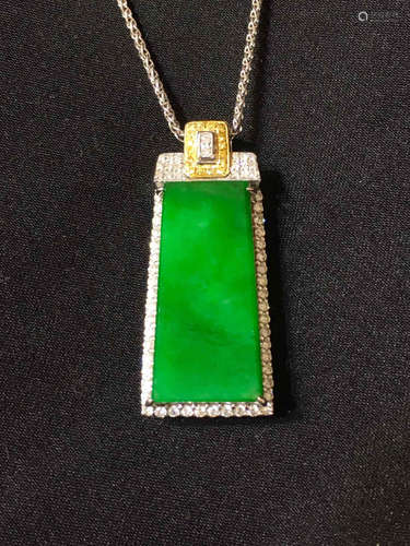 A GRREN JADEITE PENDANT WITH NECKLACE