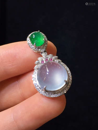 AN ICY JADEITE PEANDANT WRAPPED IN DIAMONDS