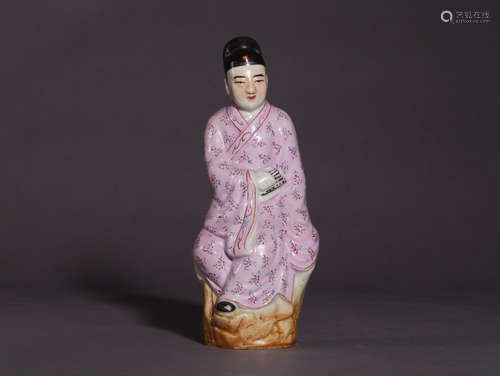 A FAMILLE ROSE PORCELAIN FIGURE STANDING ORNAMENT