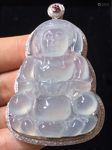 AN ICY GUANYING SHAPED JADEITE PENDANT