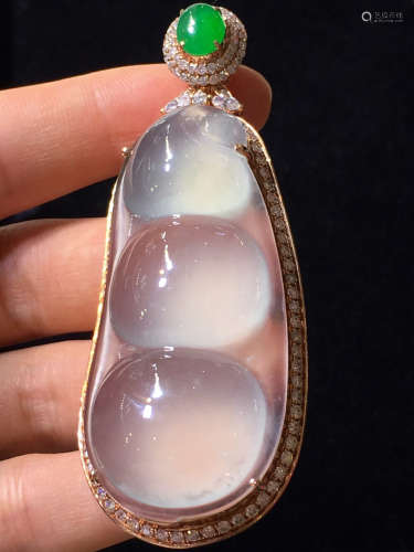 A BEAN SHAPED ICY JADEITE PENDANT