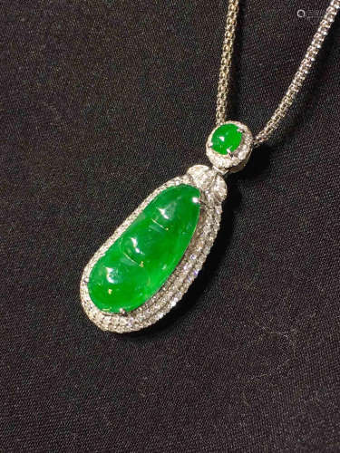 A GREEN JADEITE PENDANT WITH NECKLACE