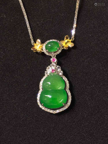 A GREEN GOURD SHAPED JADEITE PENDANT WITH NECKLACE