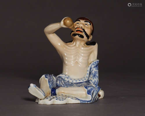 A BLUE&WHITE PORCELAIN FIGURE ORNAMENT