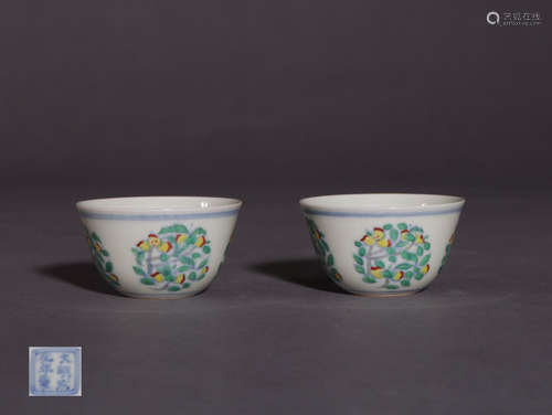 A PAIR OF FAMILLE PORCELAIN CUPS