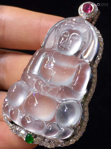 AN ICY GUANYING SHAPED JADEITE PENDANT