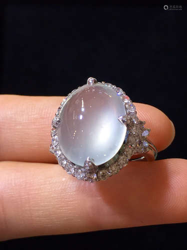 AN ICY JADEITE RING