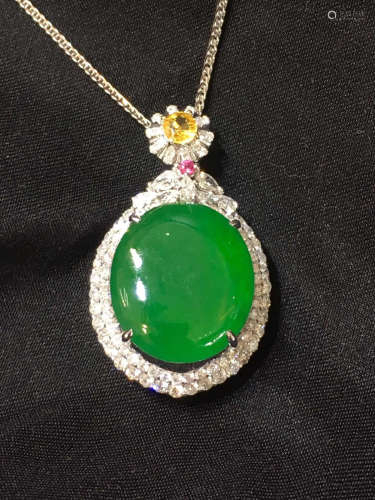 A GREEN JADEITE PENDANT WITH NECKLACE