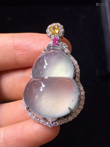 AN ICY GOURD SHAPED JADEITE PENDANT