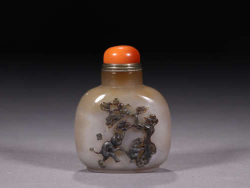 AN AGATE SNUFF BOTTLE OF MONKEY&TREE PATTERN