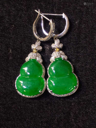 A PAIR OF GREEN JADEITE EAR RINGS IN GOURD SHAPED