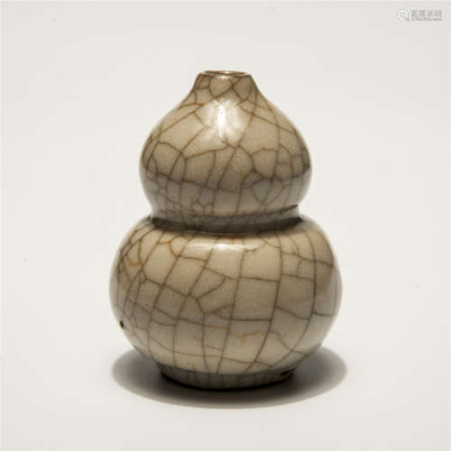 A Chinese Ge-Type Porcelain Double Gourd Vase