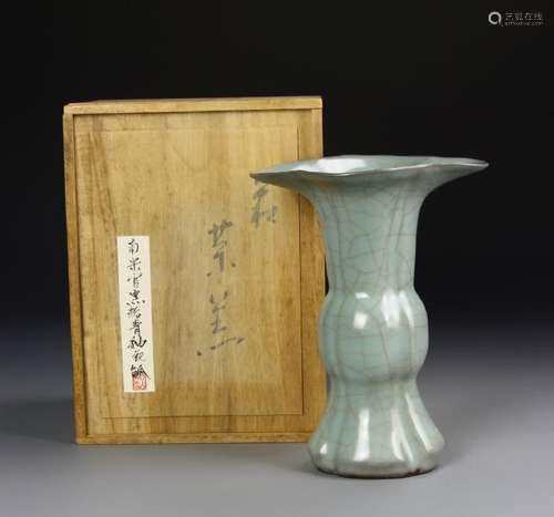 Chinese Lungquan Yao Gu Vase