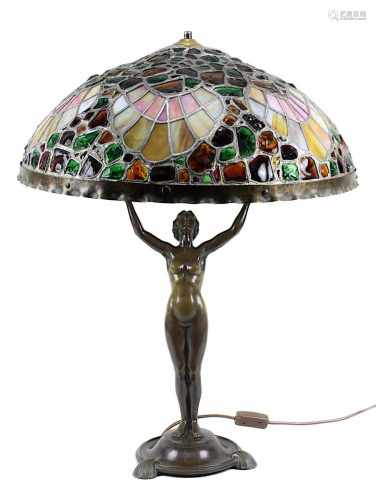 Jugendstil-Tischlampe mit Frauenfigur und Glaslampenschirm in der Art von Tiffany, deutsch um