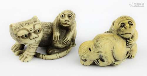 2 Netsukes aus Elfenbein, Tiger mit Affe sowie 2 spielende Affen, Japan 1. H. 20. Jh., jew. im Boden