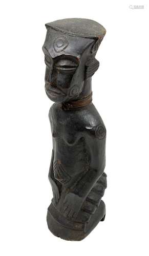 Kniende Figur der Dengese, D. R. Kongo, Holz geschnitzt, Figur mit in den Schoß gelegten Händen,