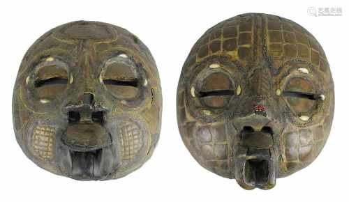 Paar Masken mit mondförmigen Gesichtern, Afrika 20. Jh., Augen mit Sehschlitzen, geöffnete Münder