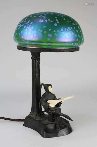 Jugendstil-Tischlampe mit Till-Eulenspiegel-Figur und Lötz Lampenschirm, Wien um 1900, dunkelbraun