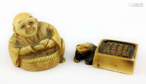 2 Netsukes aus Elfenbein, Mann mit Korb sowwie Kröte mit quadratischem Zuber, Japan 1. H. 20. Jh.,