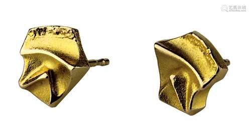 Lapponia Gelbgold-Ohrstecker, gepunzt 585, Waage und Krone, D jew. ca. 0,9 cm, Gewicht 2,3 g. 1850-