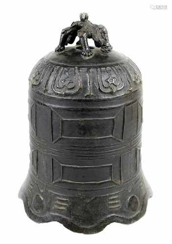 Chinesische Tempelglocke aus Bronze, um 1800, Wandung mit geometrischem Reliefdekor, mit