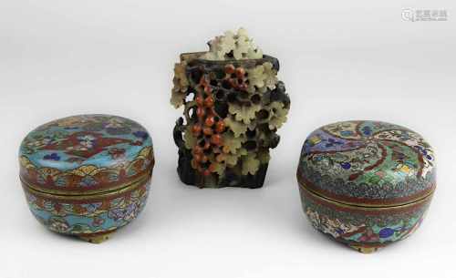 2 Cloisonnédosen, wohl Japan um 1900, jew. runde bauchige Form auf 3 Füßchen, in farbigen