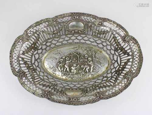 Ovale Korbschale aus 800er Silber, deutsch 1. H. 20. Jh., im Barockstil durchbrochen gearbeitet,