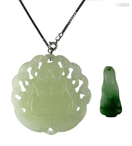 2 chinesische Jadeanhänger mit Buddhamotiven, 2. H. 20. Jh., der eine schmal aus weiß-grüner Jade, L