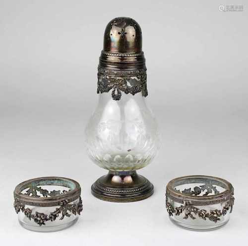 Zuckerstreuer und 2 Salieren, Frankreich 2. H. 19. Jh., in Louis-XVI-Stil, jew. Glas mit