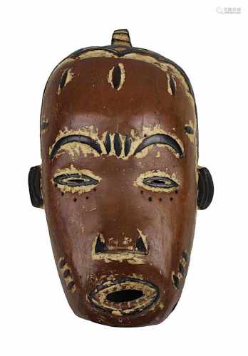 Ältere Maske wohl der Kete, D. R. Kongo, Holz geschnitzt und partiell schwarz gefärbt, mit Resten