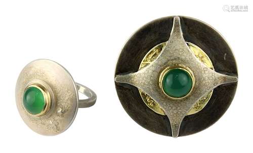 Designer Ring und Brosche mit Chrysopras-Cabochon, Tellerförmiger Ringkopf und Broche aus Silber,