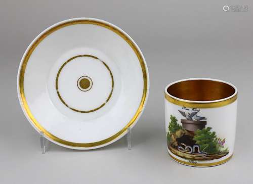 Biedermeiertasse, deutsch, um 1820, Porzellan farbig und gold staffiert, Tasse auf Schauseite mit