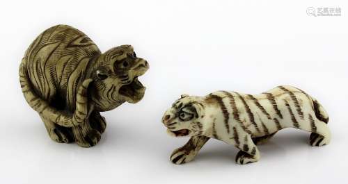 2 Netsukes aus Elfenbein, Schreitender Tiger und brüllender Tiger, Japan 1. H. 20. Jh., jew. im