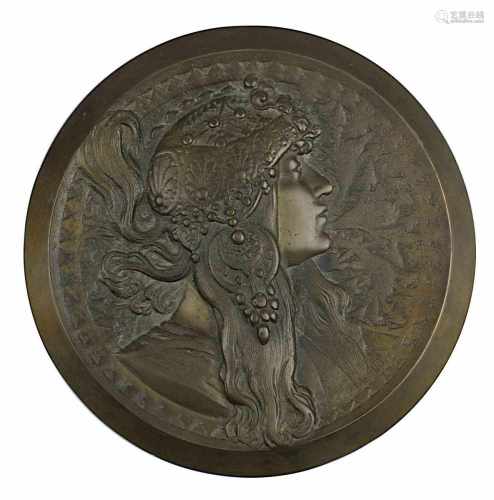 Bronzeplakette mit Mädchenkopf im Profil, um 1920, Alfons Mucha nachempfunden, runde Platte mit