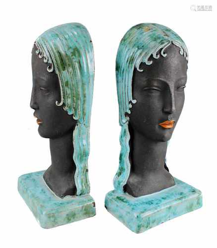 Paar Goldscheider Buchstützen in Form zweier Frauenköpfe, Entwurf Joseph C. Motto 1928, Keramik