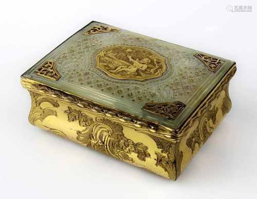 Barocke Tabatiere mit Deckelplatte aus Gold und Perlmutt, deutsch um 1780, rechteckiger profilierter