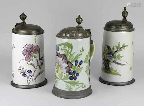 Drei Fayence Walzenkrüge um 1800, ein Krug Schrezheim, mit Blumenmotiv in Scharffeuerfarben