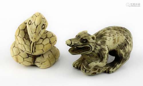 2 Netsukes aus Elfenbein, Schlange und Frettchen mit Totenschädel, Japan 1. H. 20. Jh., jew. im