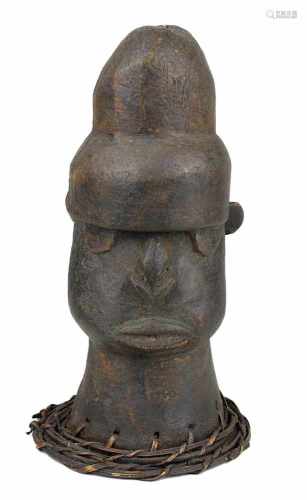 Tanzaufsatz in Form eines anthropomorphen Kopfes, wohl Igbo, Nigeria, Holz geschnitzt und dunkel