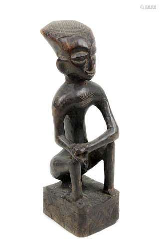 Sitzende männliche Figur der Dengese, D. R. Kongo, auf Sockel, Holz, aus einem Stück geschnitzt,