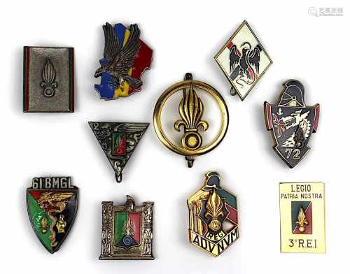 Zehn Abzeichen Frankreich 20.Jh.: Legion etrangere, unterschiedliche Materialien, Hersteller und