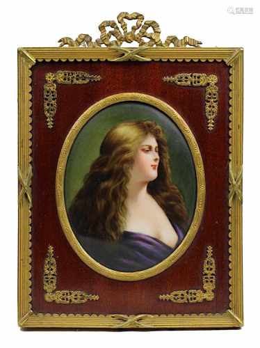 Miniatur in Porzellanmalerei, Portrait einer jungen Frau mit langem offenem Haar, wohl KPM Berlin um