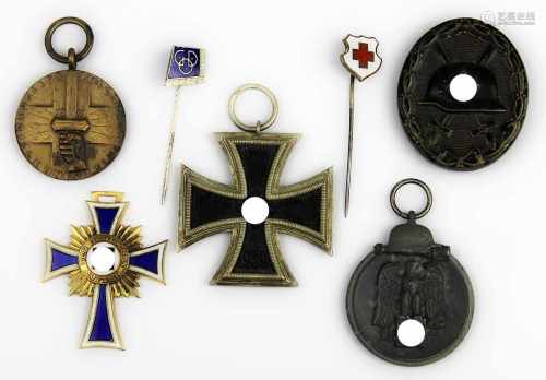Konvolut Auszeichnungen, meist Deutsches Reich 1933 - 1945, Eisernes Kreuz zweiter Klasse, auf