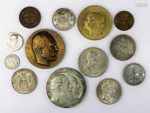 13 Münzen und Medaillen, meist deutsch 19/20. Jh., bestehend aus: 5 RM Wilhelm II in