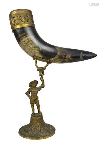 Trinkhorn auf figürlichem Ständer, deutsch um 1880, Kuhhorn mit Messingapplikation am Rand,